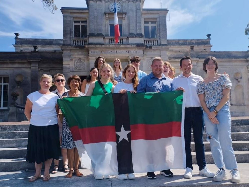 3.outside the City Hall with Morgan Berger ,the Mayor on the right